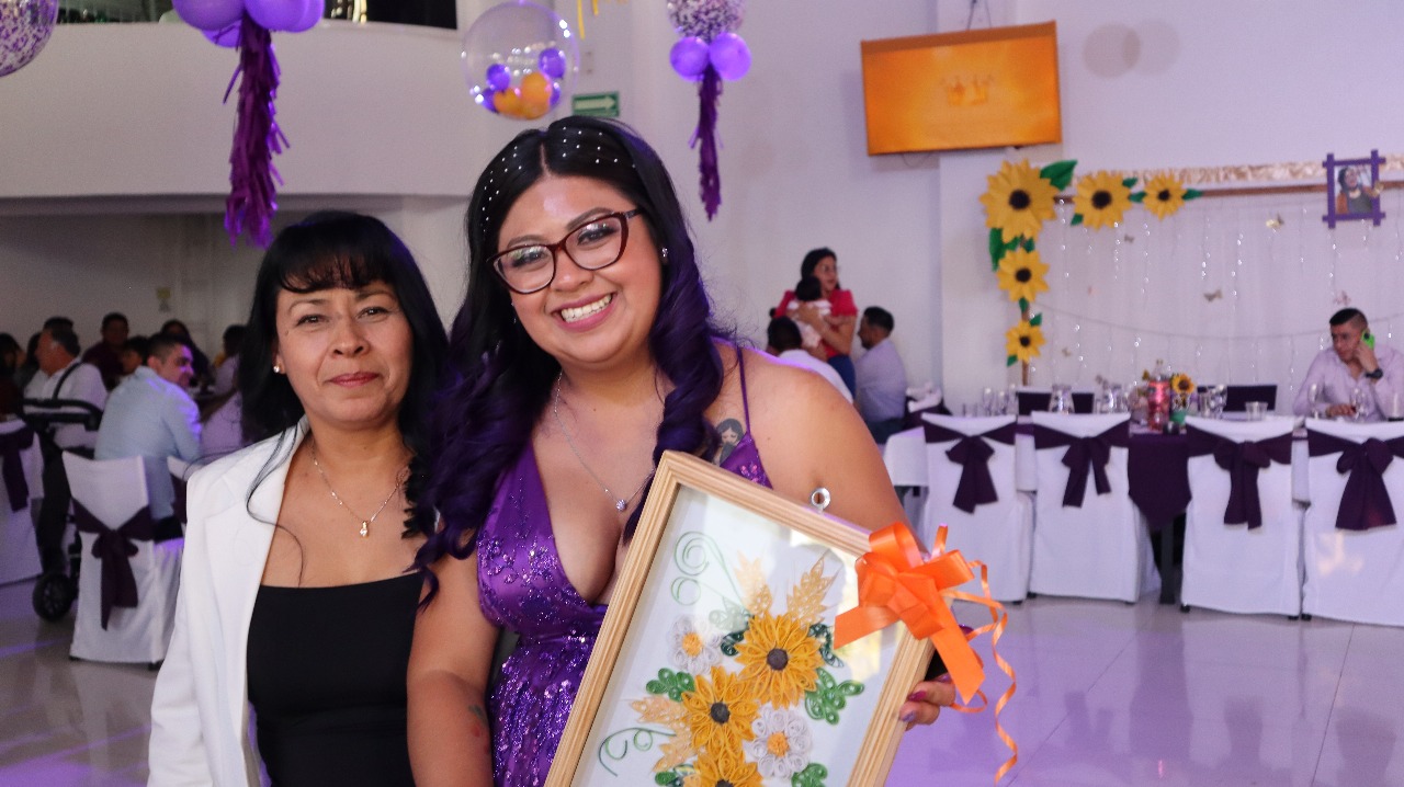 Mujer con vestido morado