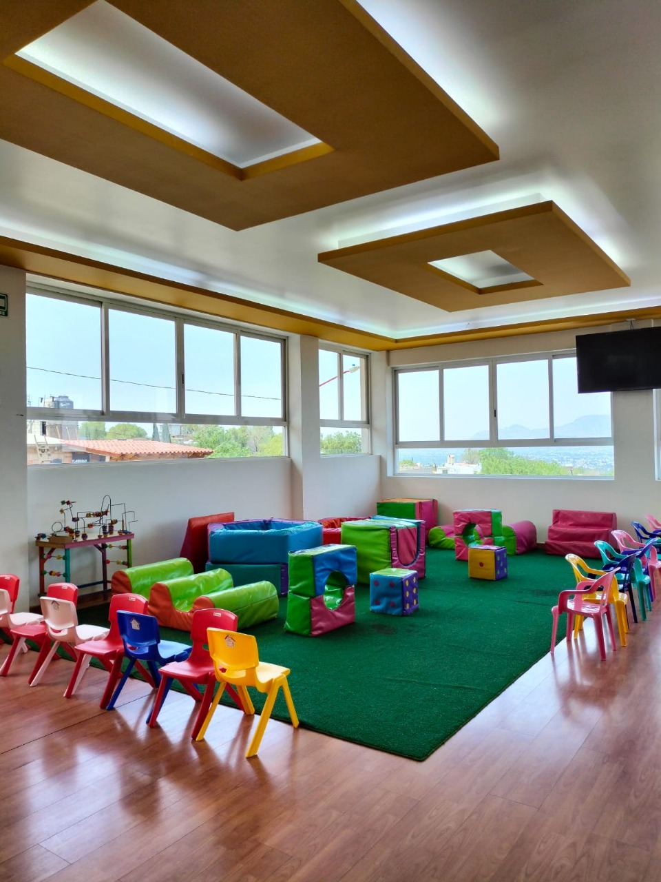 Interior de salón con mesas y decoración