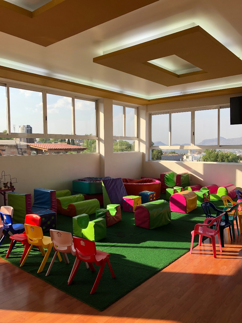 Salón vacío con piso brillante