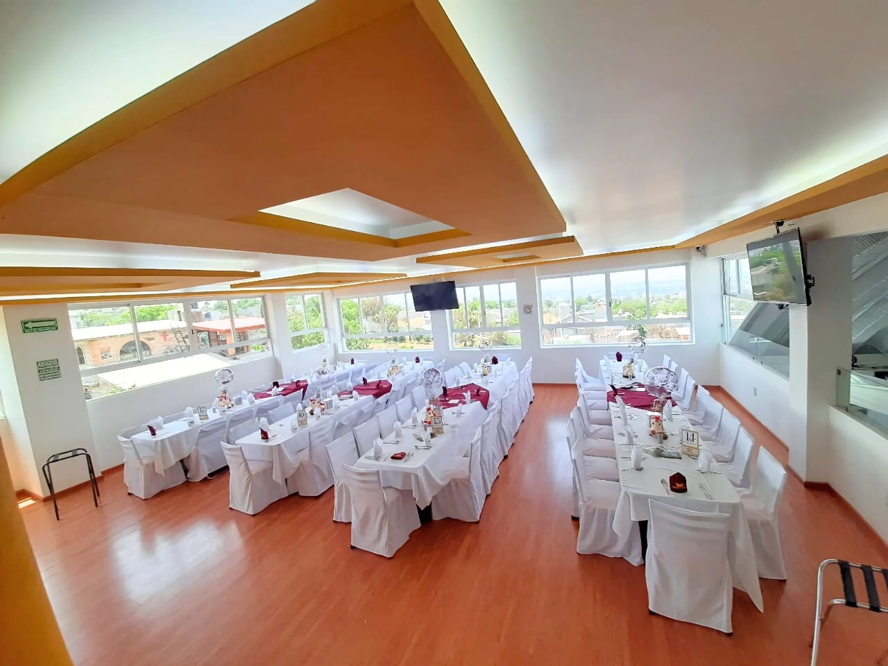 Salón con pista de baile iluminada