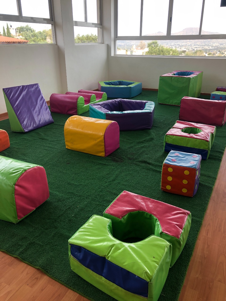 Salón con iluminación azul y mesas