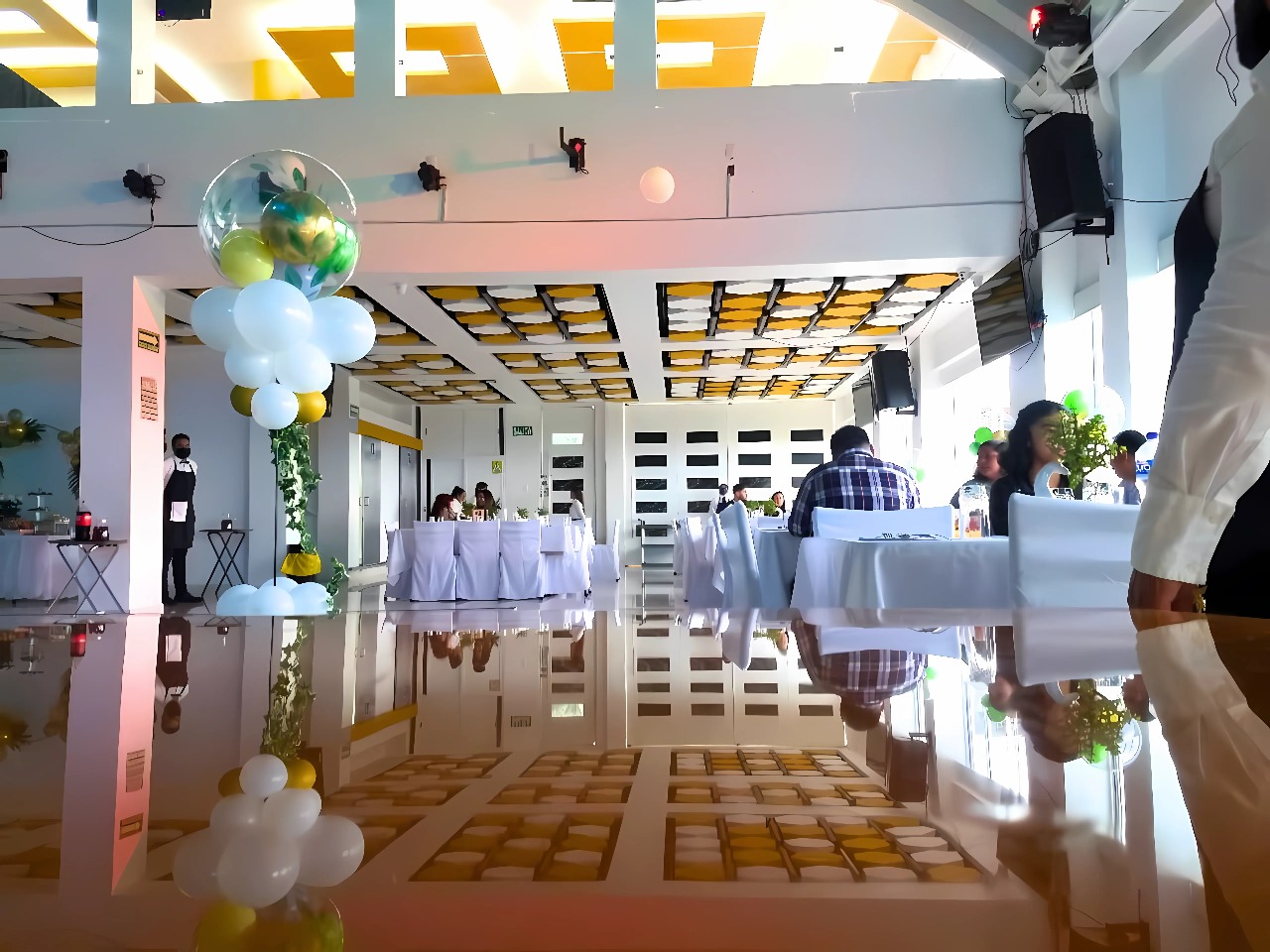 Interior de salón con mesas y decoración