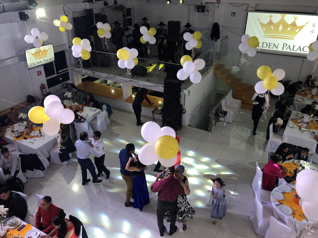 Salón con decoración de globos y personas