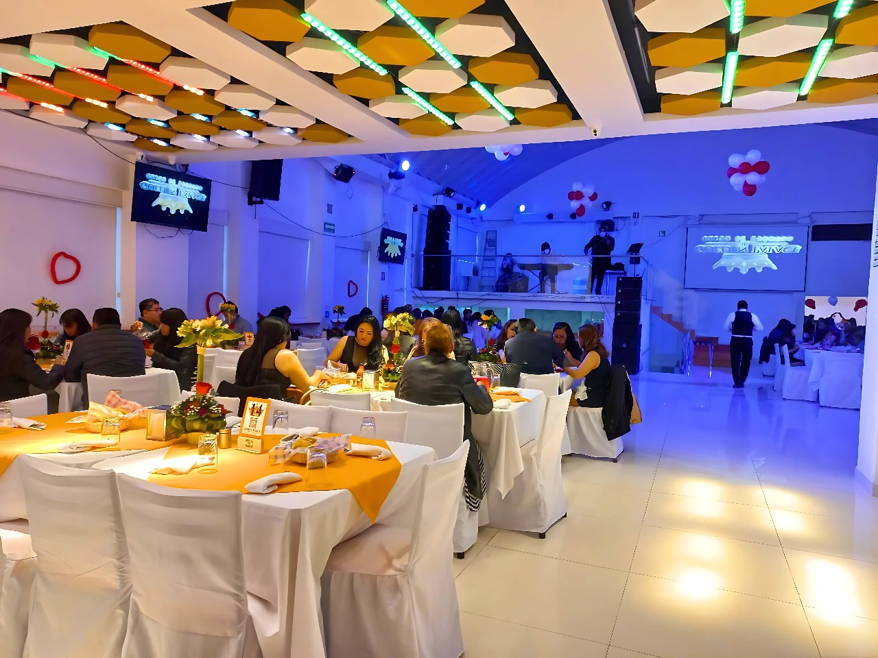 Salón con iluminación azul y mesas